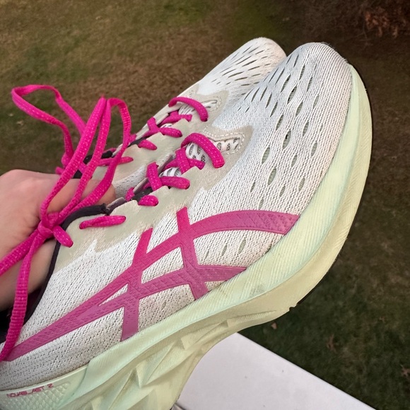 Asics Novablast Running Shoes Womens Size 8.5 White Pink FF Blast EUC - Picture 7 of 8